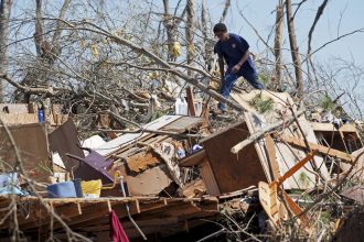 Tornadoes, dust storms and wildfires that killed at least 39 people and destroyed hundreds of homes and businesses in the United States - Photo AP