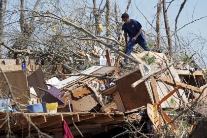 Tornadoes, dust storms and wildfires that killed at least 39 people and destroyed hundreds of homes and businesses in the United States - Photo AP