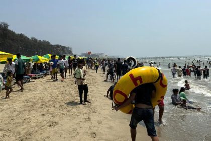 Tens of thousands of tourists thronged to Cox's Bazar beach as Bangladesh embarked on an unusually long nine-day holiday for Eid-al-Fitr - Tiems of Bangladesh Photo