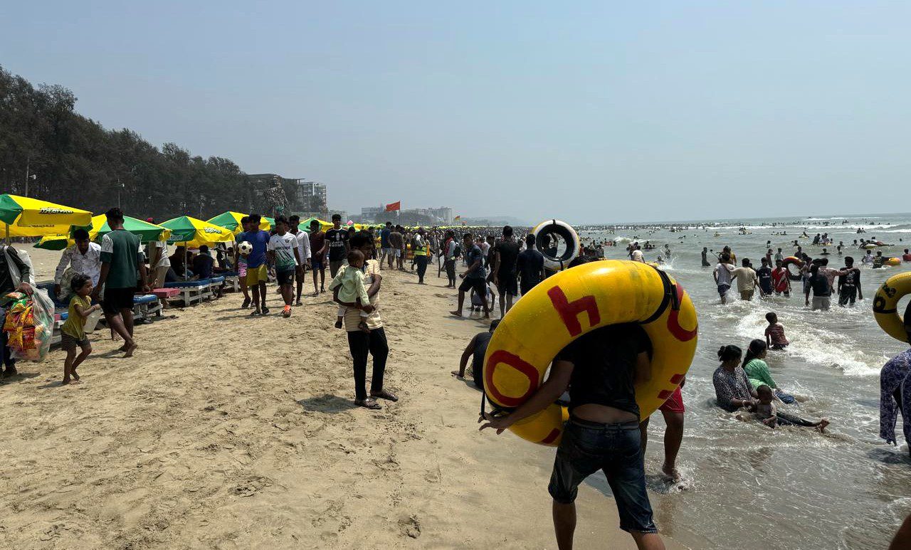 Tens of thousands of tourists thronged to Cox's Bazar beach as Bangladesh embarked on an unusually long nine-day holiday for Eid-al-Fitr - Tiems of Bangladesh Photo