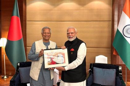 Bangladeshi Chief Adviser Muhammad Yunus presented a photograph to Indian Prime Minister Narendra Modi after a meeting at the sideline of the BIMSTEC meeting in Thailand - PID pohoto