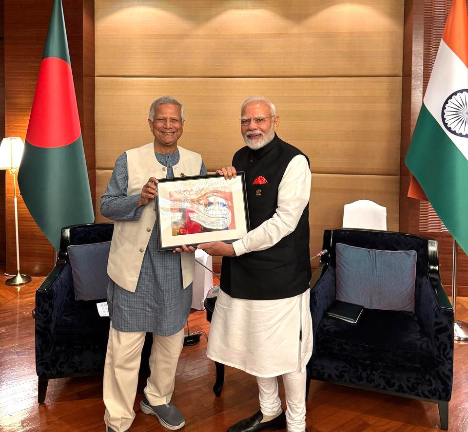 Bangladeshi Chief Adviser Muhammad Yunus presented a photograph to Indian Prime Minister Narendra Modi after a meeting at the sideline of the BIMSTEC meeting in Thailand - PID pohoto