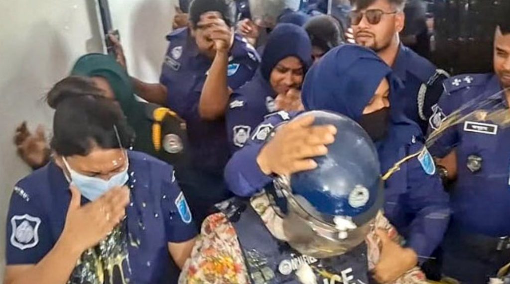 Eggs, shoes hurled as Momtaz put on 6-day remand