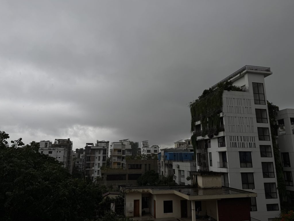 Rain envelopes the country, risk of flood increases