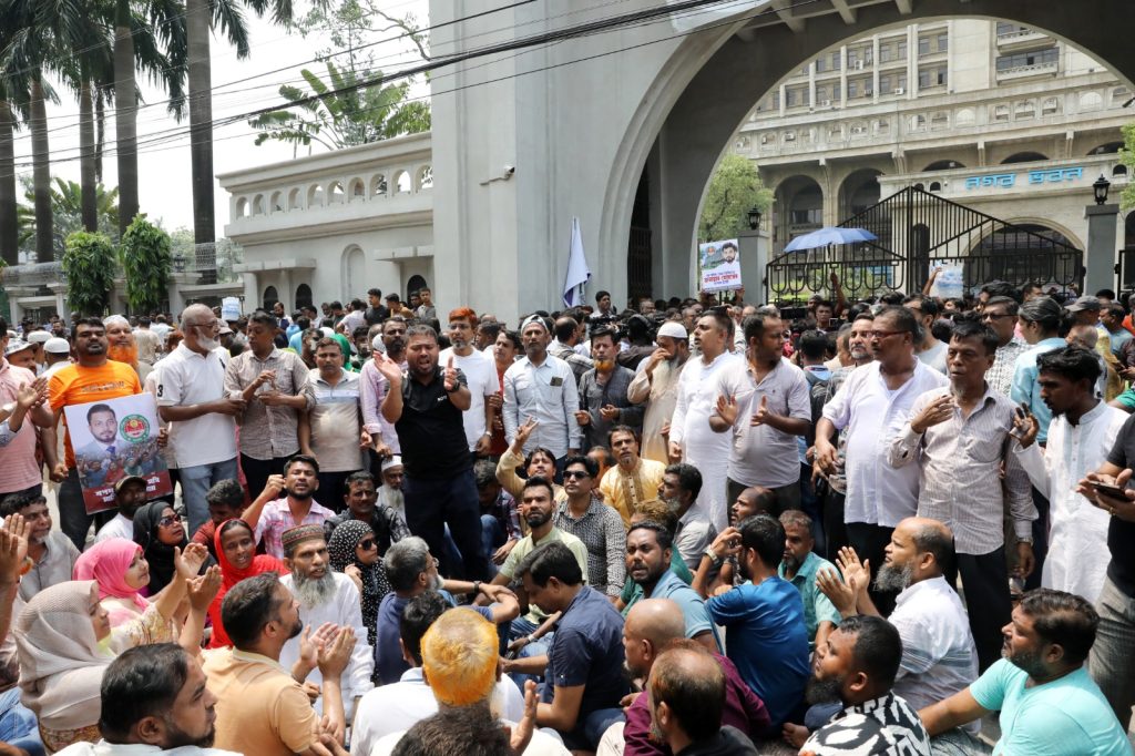 Ishraque’s supporters lock Nagar Bhaban gates, disrupt public services Nagar Bhaban