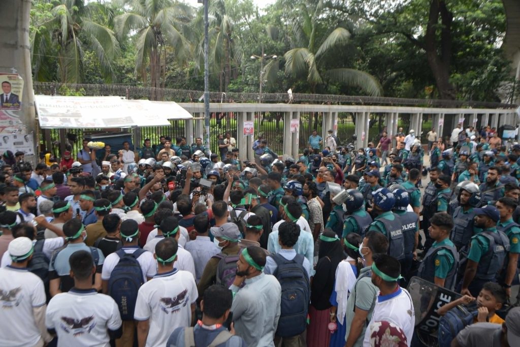 Dismissed soldiers block army delegation after rejecting verbal assurances