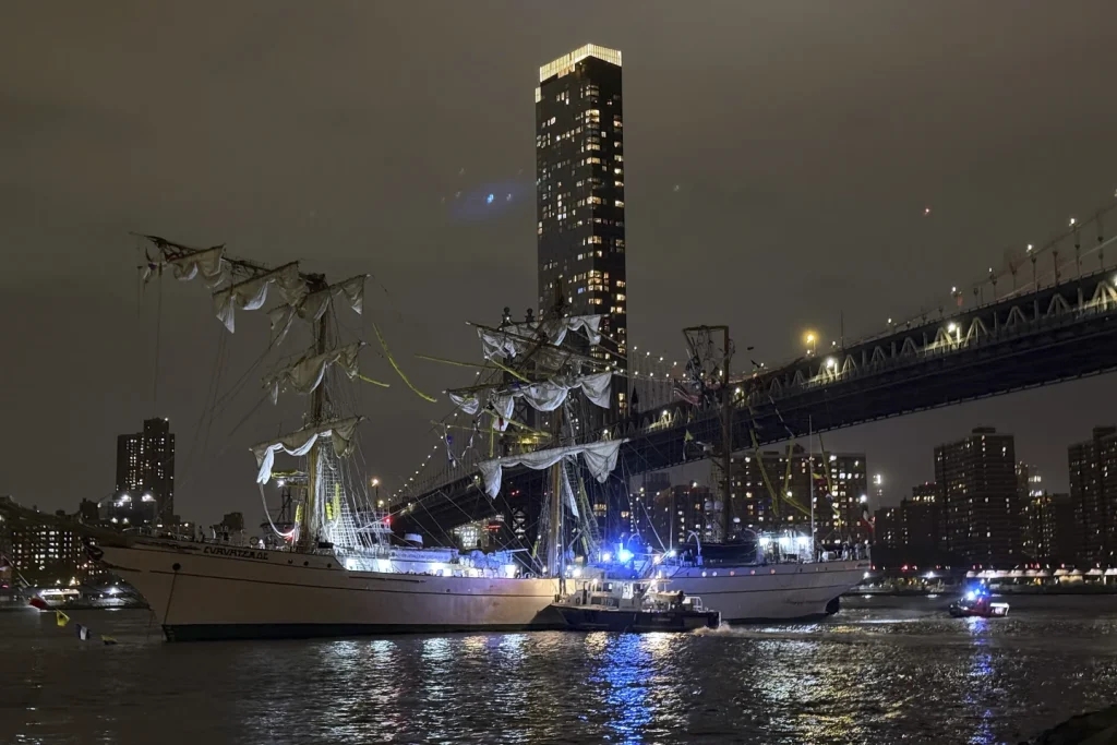 Mexican navy ship hits NYC’s brooklyn bridge, 2 crewmembers killed