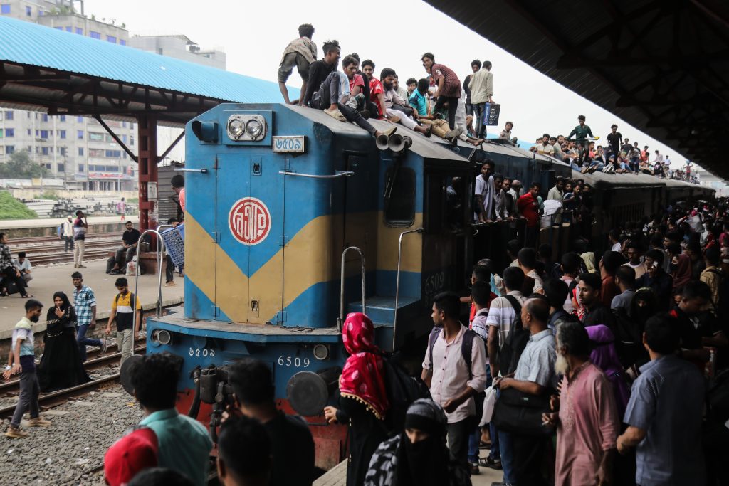 Congestion and chaos: Eid travelers brave the risks on their way home
