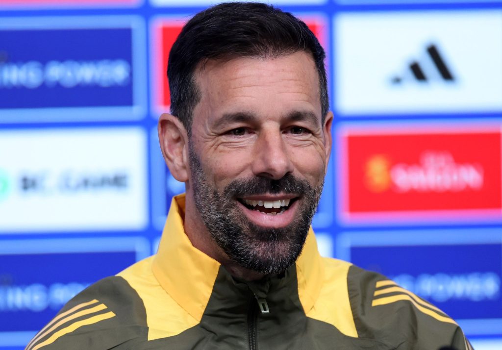 Leicester to sack Ruud van Nistelrooy