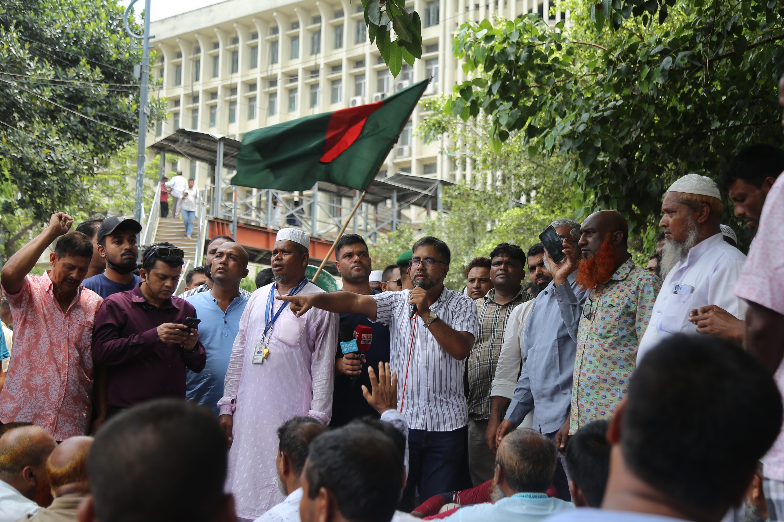 Ex-BGB members suspend march to chief adviser’s residence, agree to talks