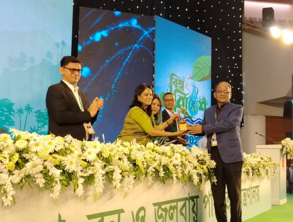 Former DG of ACC receives environment award environmental award