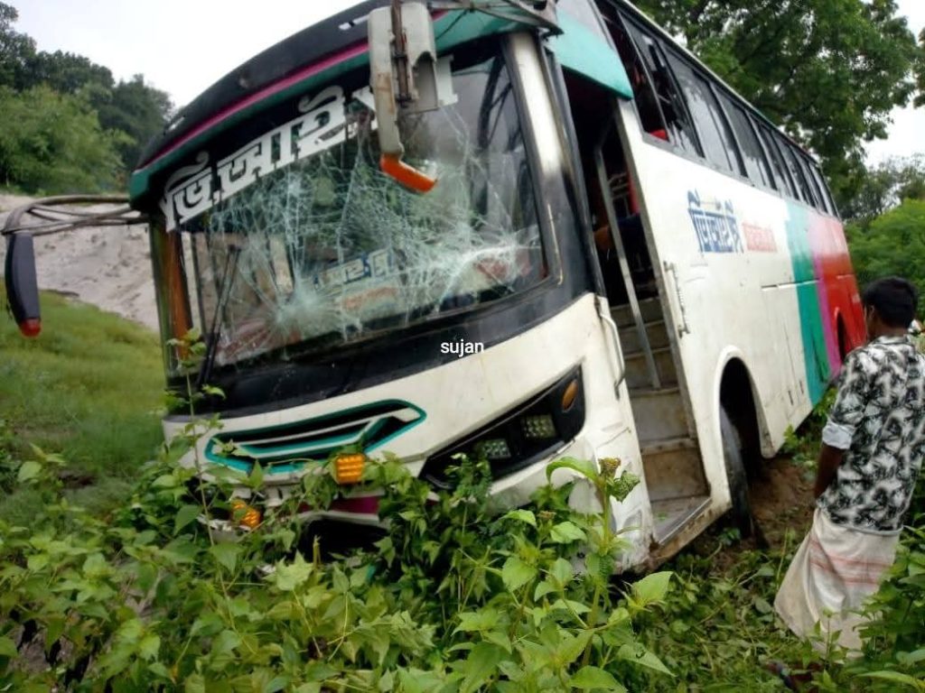 Father, daughter killed as bus hits three-wheeler in Thakurgaon bus hit