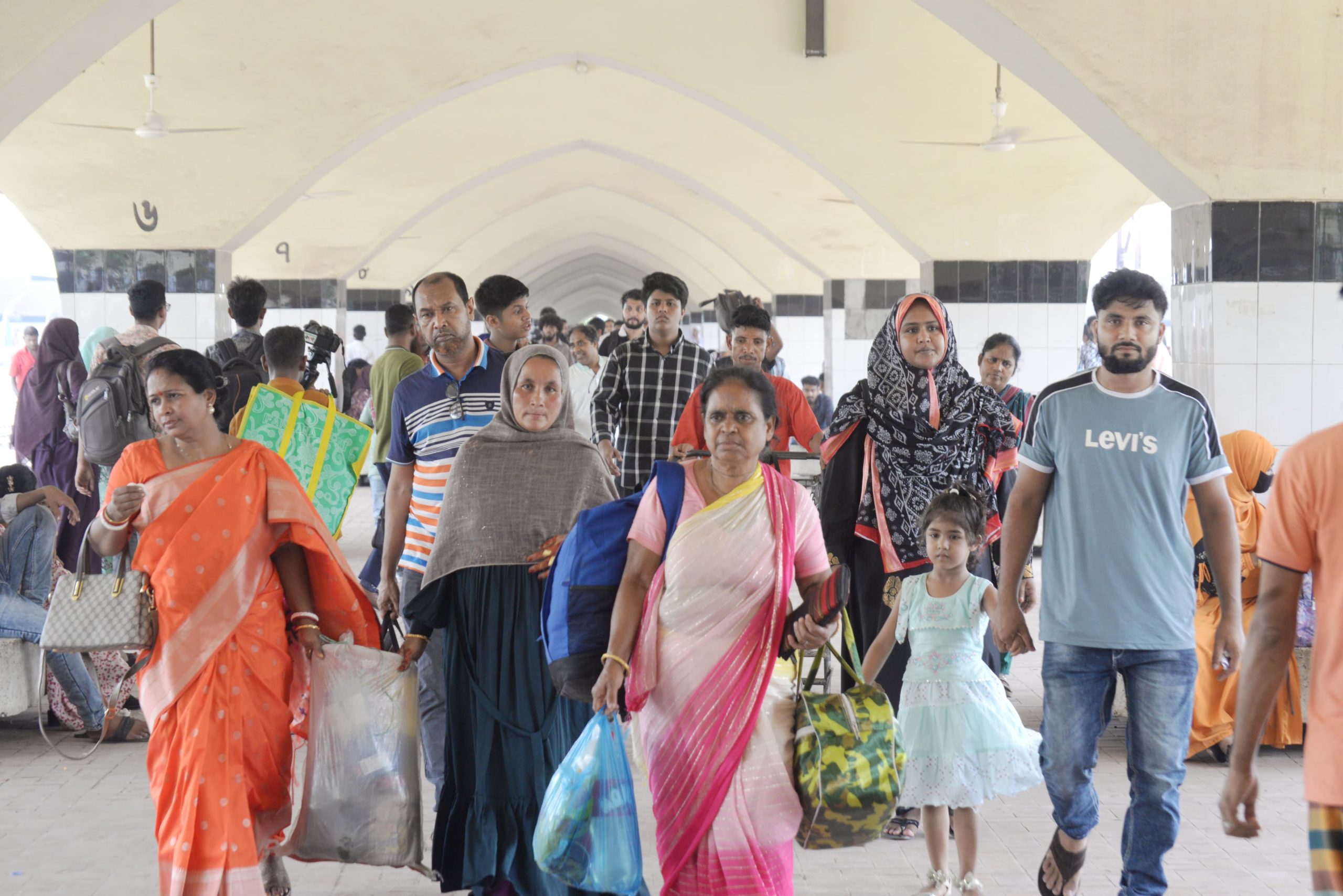 Health protocols ignored by crowds returning to Dhaka post-Eid