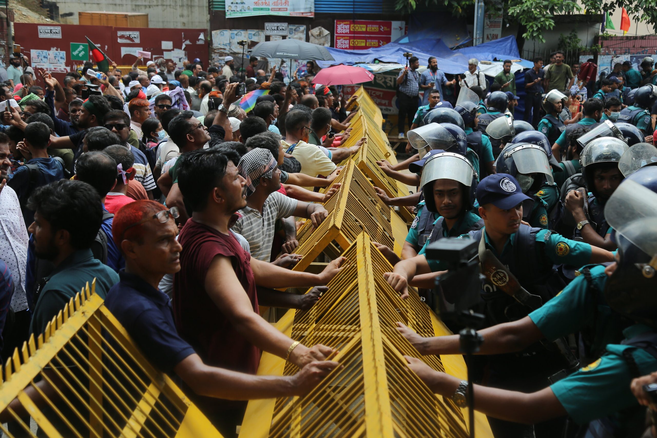 Pilkhana carnage: Sacked BGB members block Shahbagh intersection