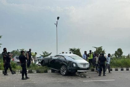 Luxury Rolls-Royce crashes on Purbachal