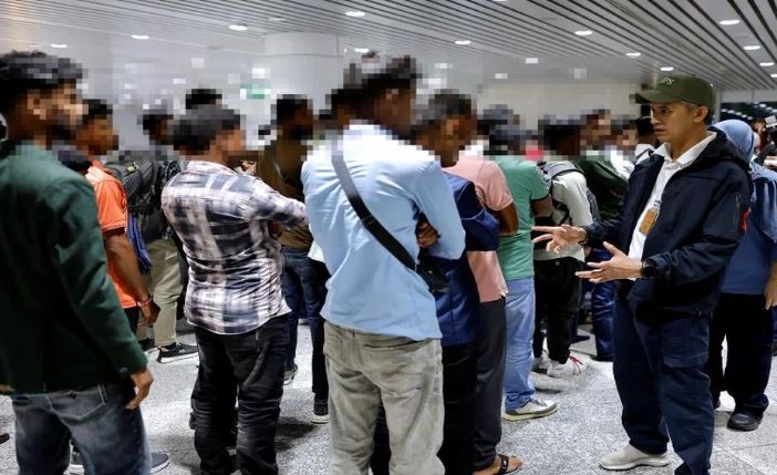 Malaysia blocks entry