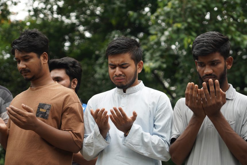 Student Rights Council leaders pay homage at Rayer Bazar mass grave