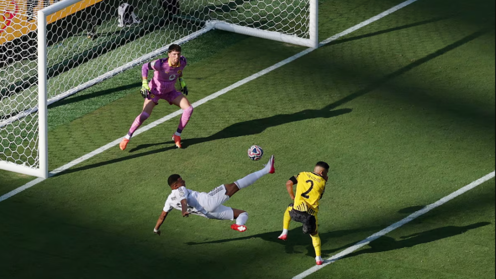 Real Madrid survive Dortmund scare as PSG battle with nine to knock out Bayern