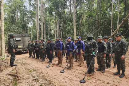Thai and Cambodian troops