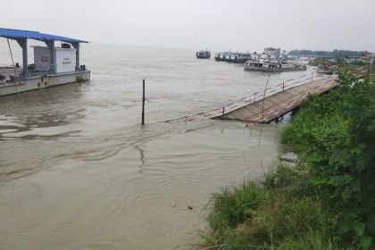 Pontoon collapses