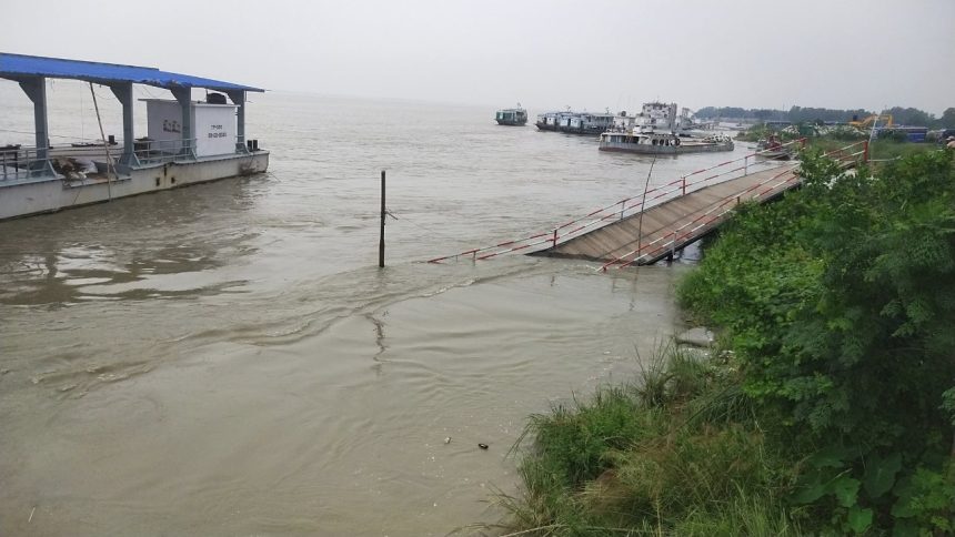 Pontoon collapses