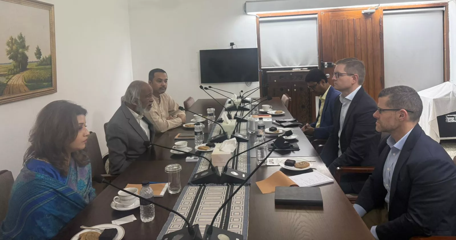 BNP discusses election, reform issues with US-based IRI