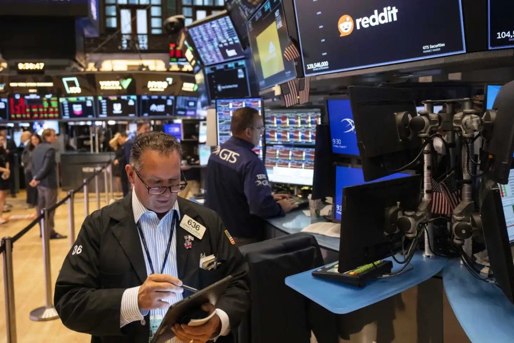 Wall Street falls since May after employers slash hiring, tariffs roll out Wall Street falls