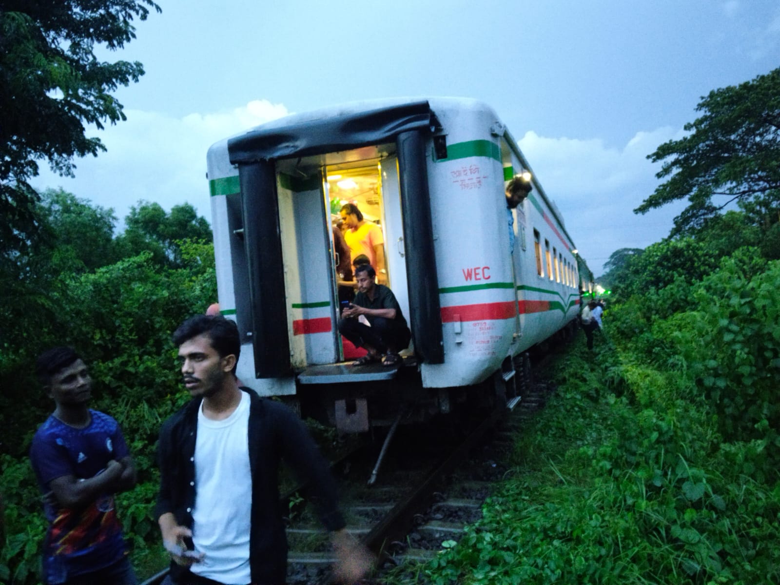 Coupling hooks break on Mohanagar Express, leaving behind 6 coaches