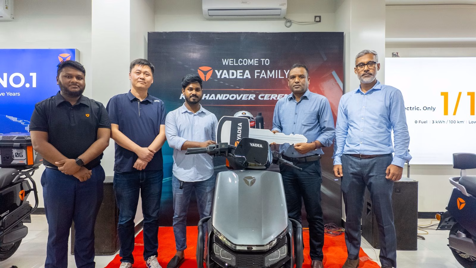 Yadea hands over GT60 and E8S200 electric scooters to customers