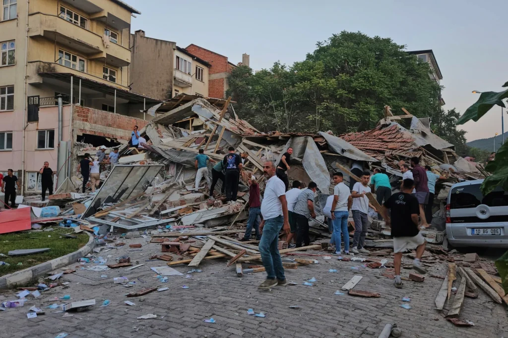 One killed in 6.1 magnitude earthquake in northwestern Turkey earthquake in northwestern Turkey