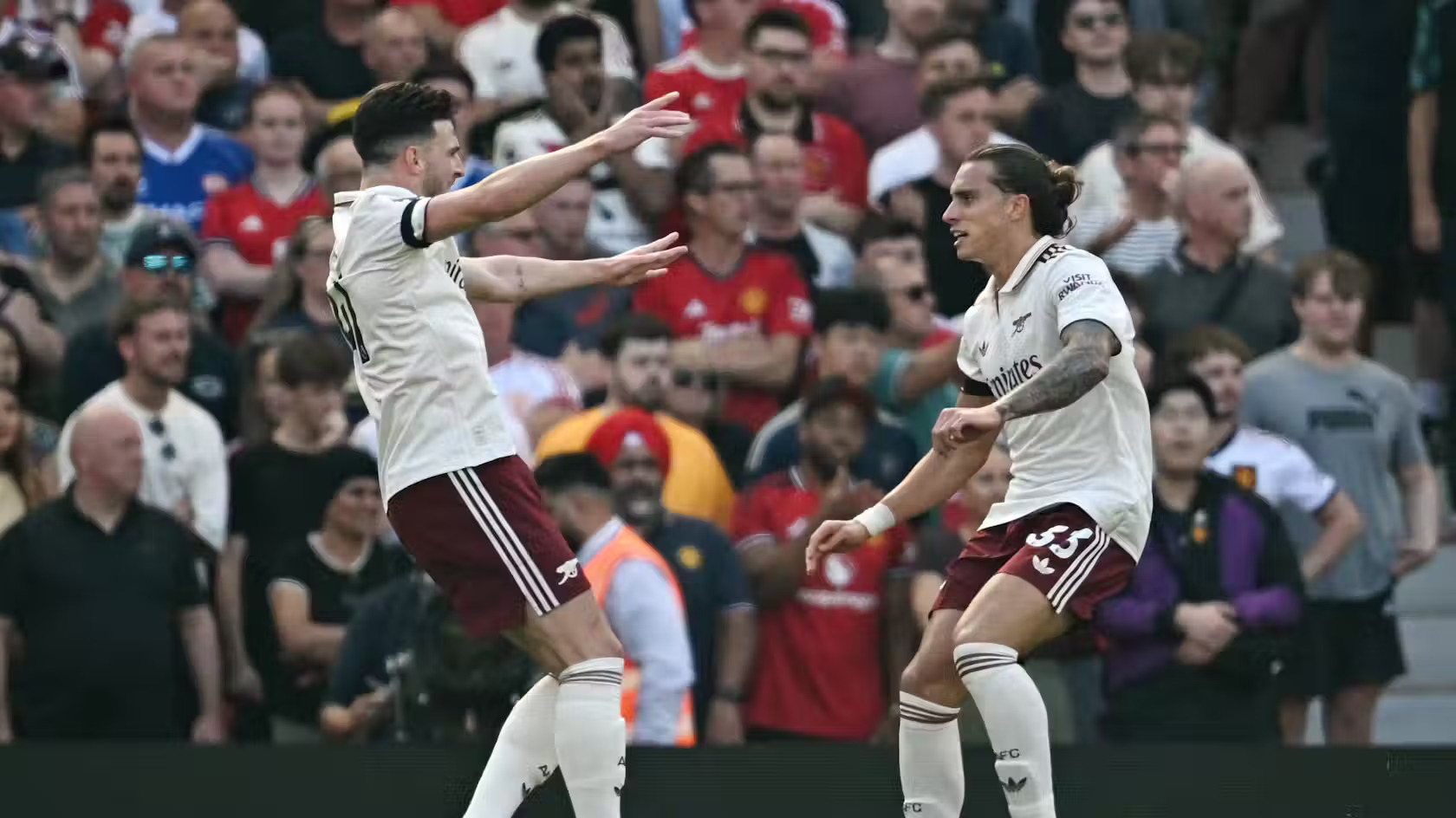 Arsenal capitalise on Bayindir error to edge past Man Utd