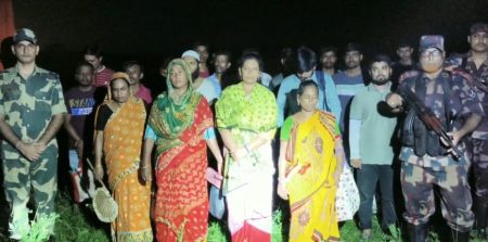 18 Bangladeshis handed over by BSF after jail terms in India 18 Bangladeshis handed over by BSF