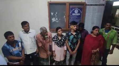 BSF hands over 8 Bangladeshis to BGB in Satkhira BSF hands over Bangladeshis to BGB