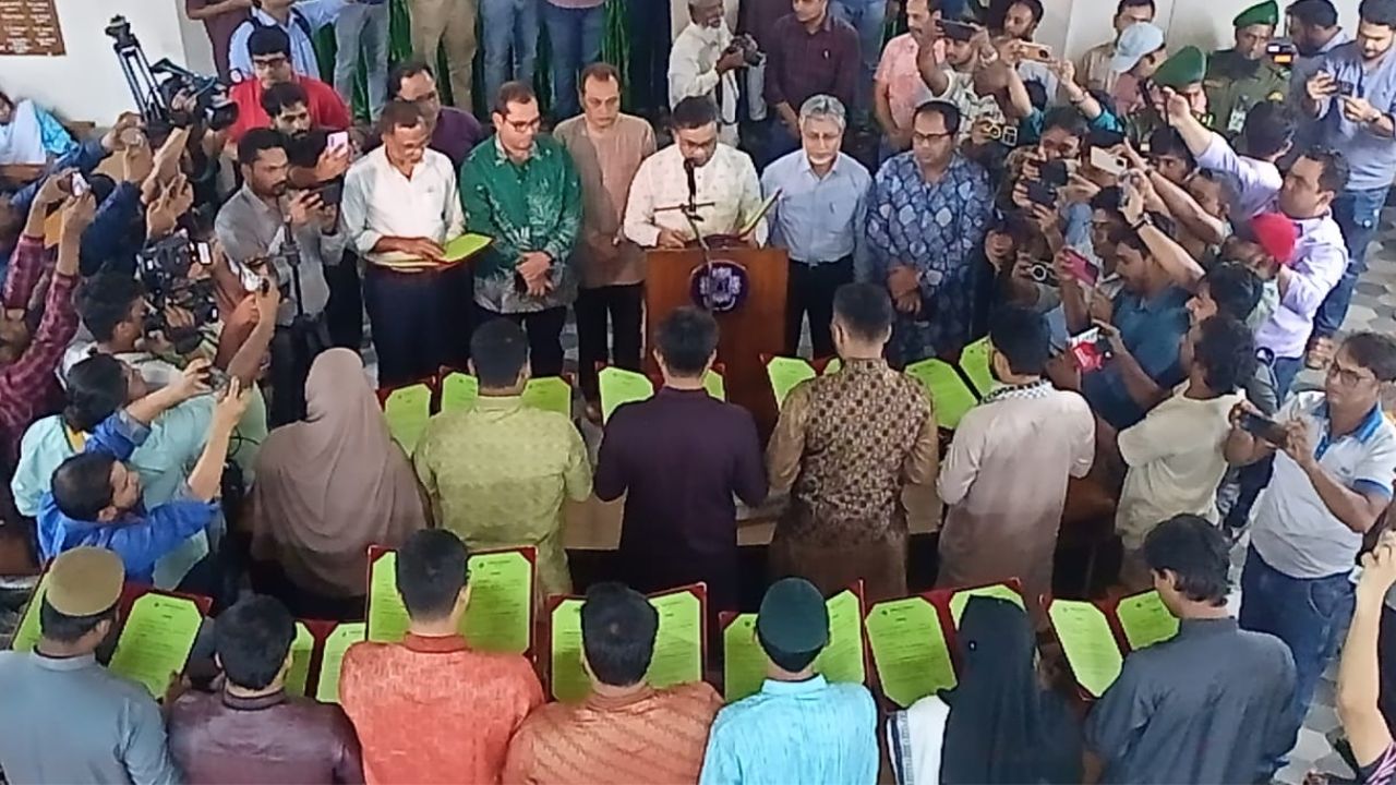 Newly elected JUCSU leaders take oath 