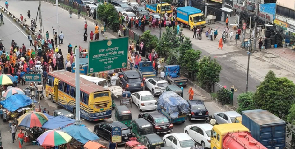 RMG workers block road in Kuril over unpaid wages
