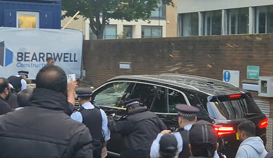 Awami League activists stage protest against adviser in London 