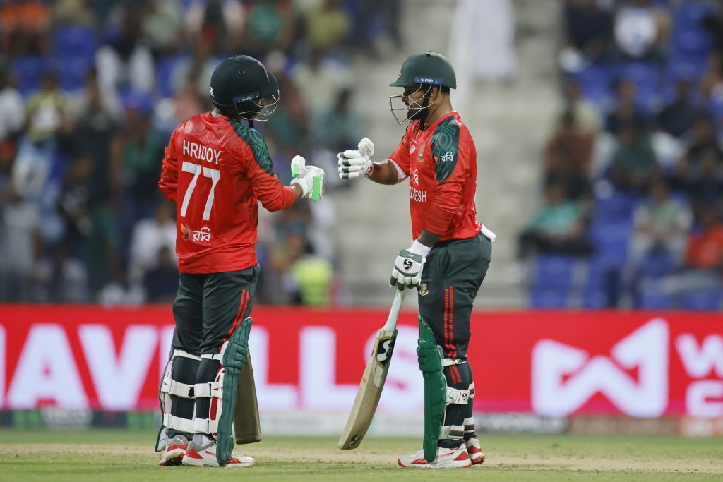 Smart cricket or middle-overs mess?
