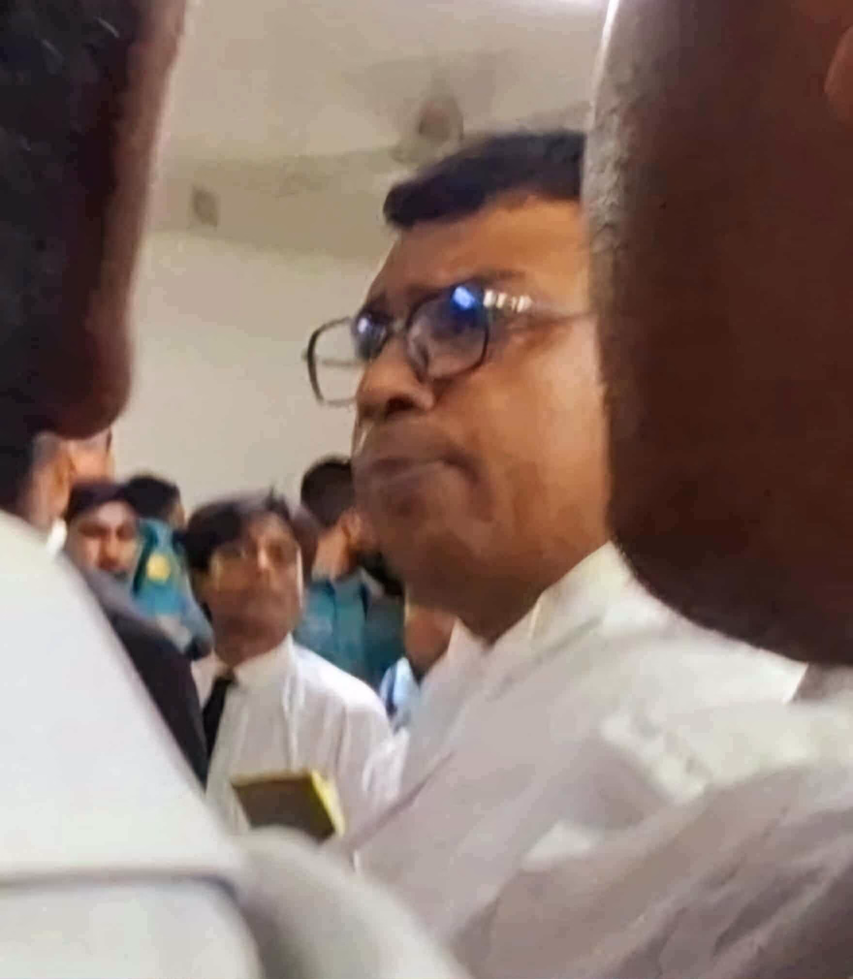 Journo assaulted by lawyers during Latif Siddiqui bail hearing