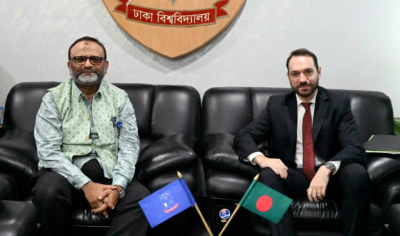 Italian diplomat meets DU VC