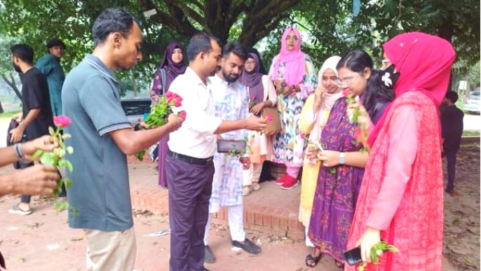 JCD welcomes JU freshers with flowers and pens