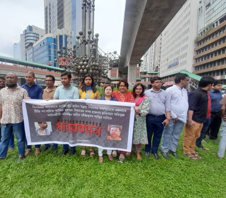 Journos protest after lawyer assaults Somoy TV reporter