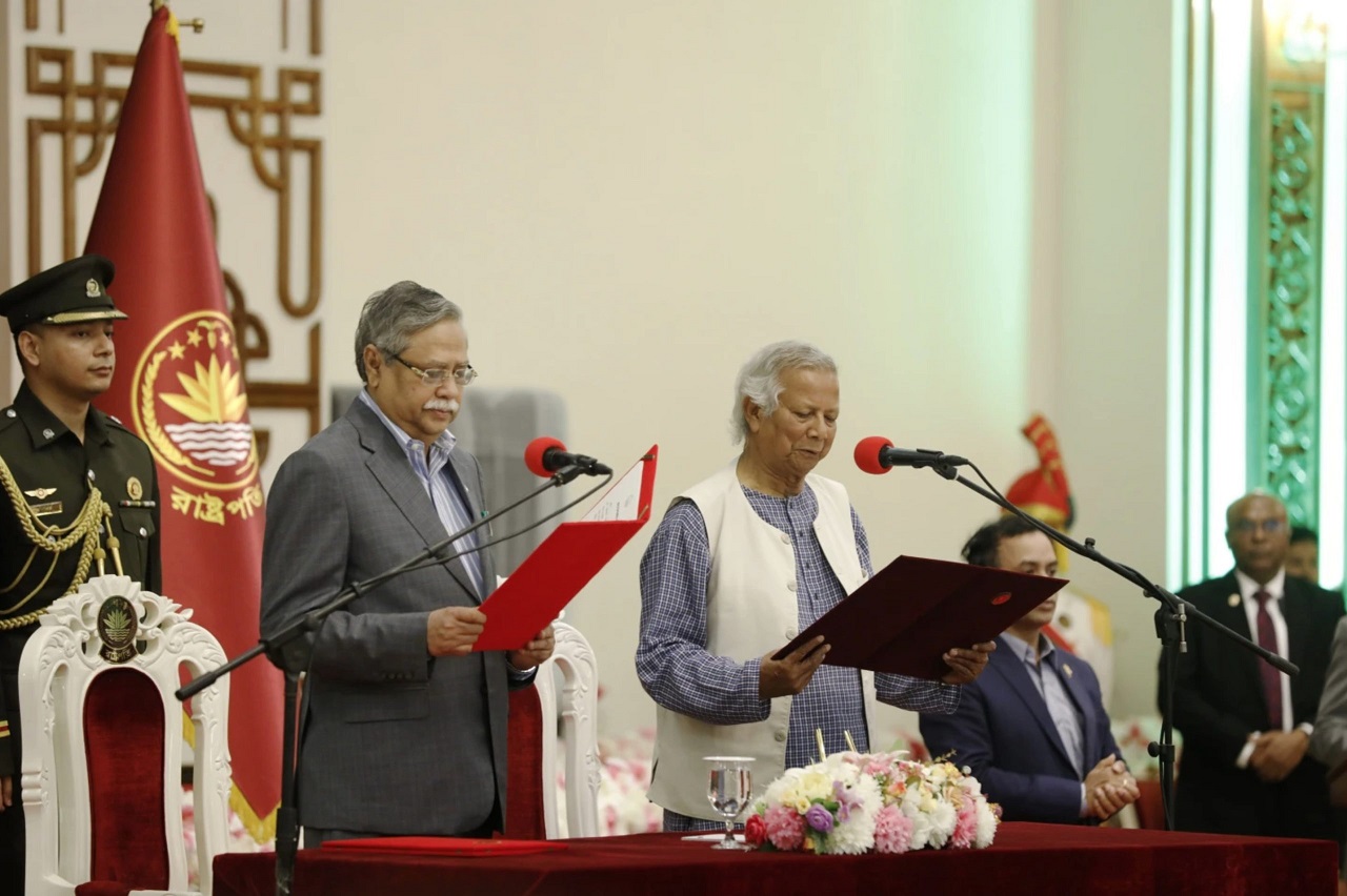 President Mohammed Sahabuddin administers the oath to the Chief Adviser of the interim government, Muhammad Yunus