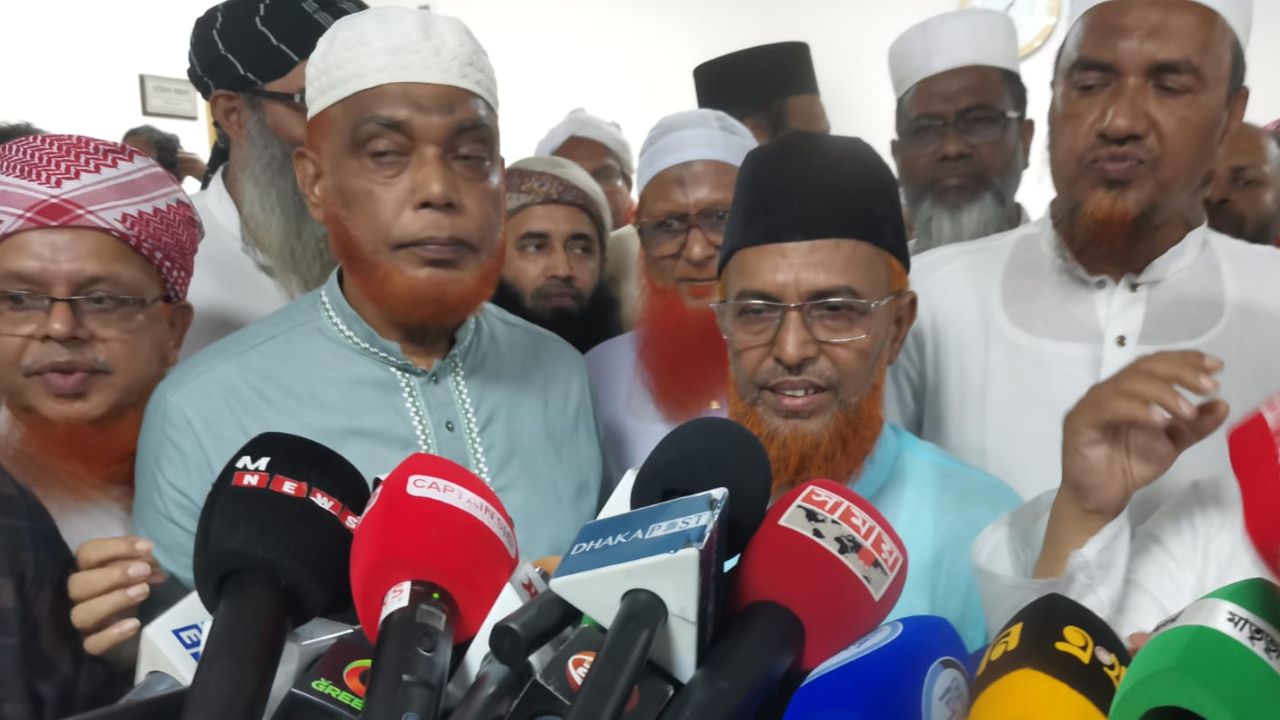 Jamaat, 7 parties submit memorandum to EC demanding referendum in Nov