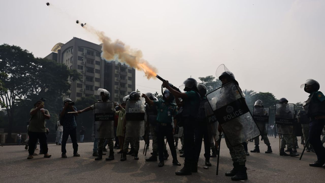 Police charge baton to clear ‘July Fighters’ from Parliament