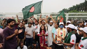 ‘July fighters’ block road in Dhanmondi