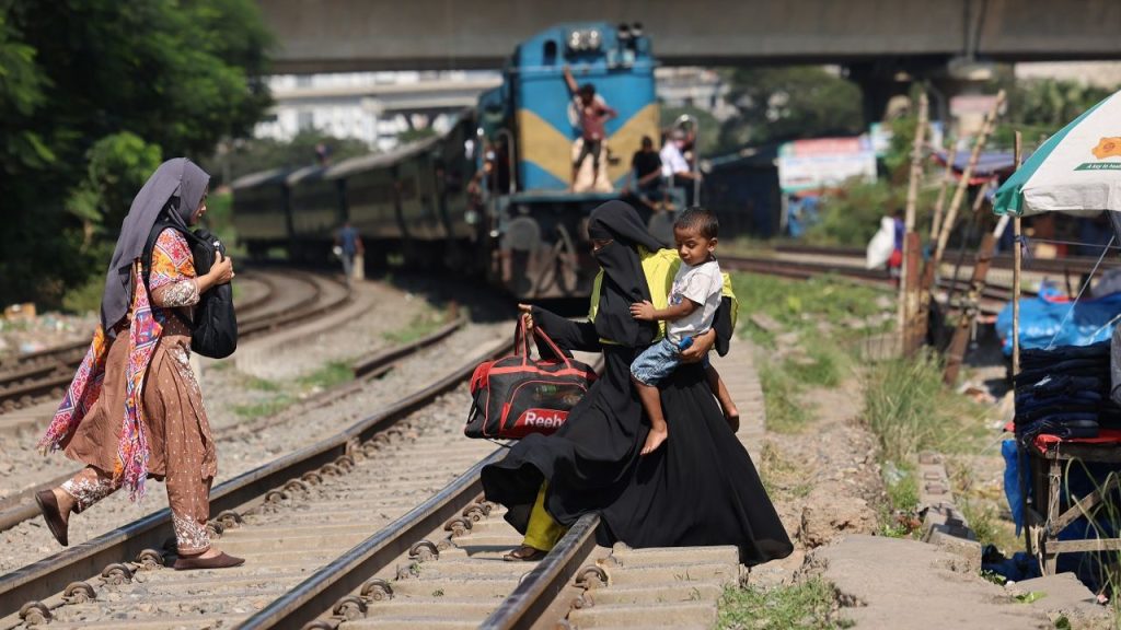 Kuril rail crossing: No safety measures, just prayers on lips Crossing