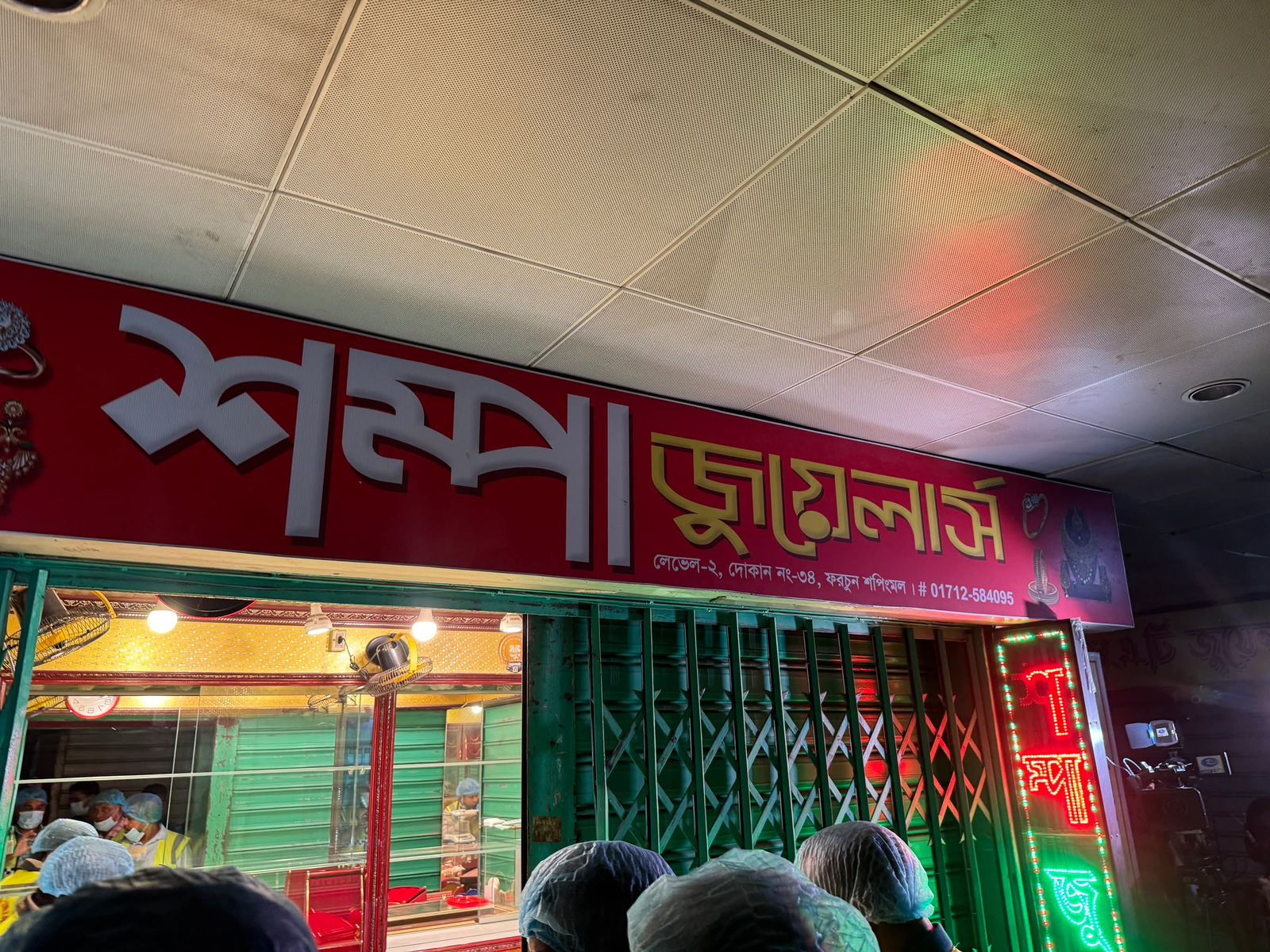 500 bhori gold stolen in daring robbery at Malibagh jewellery store
