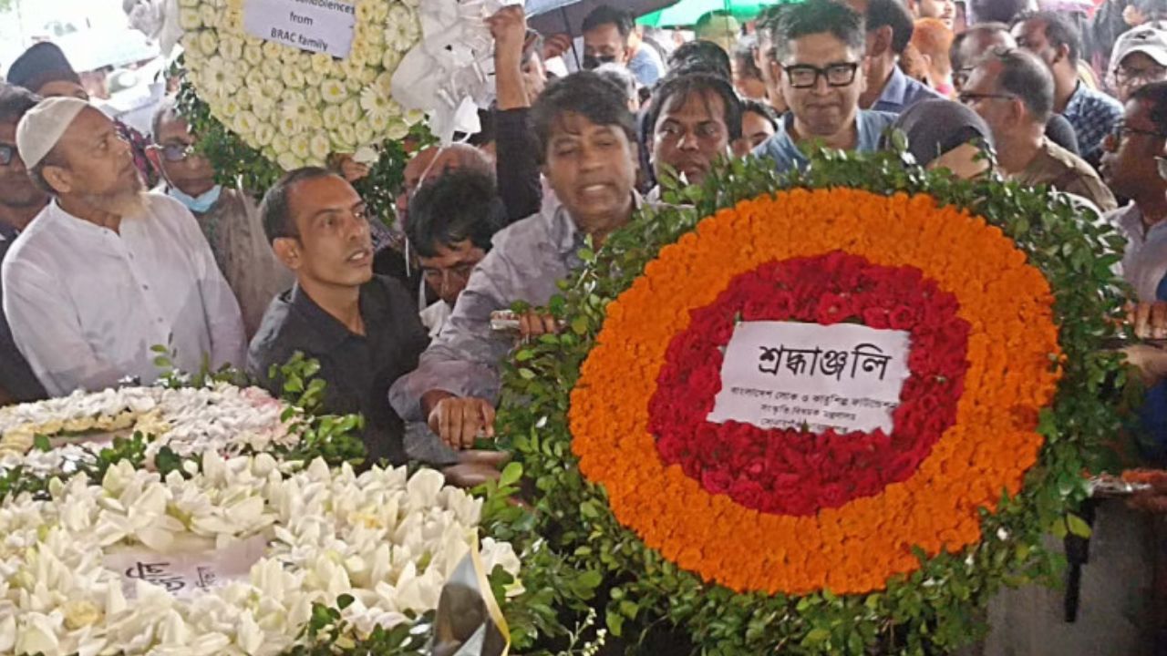 People pay tributes to Syed Manzoorul Islam at Shaheed Minar