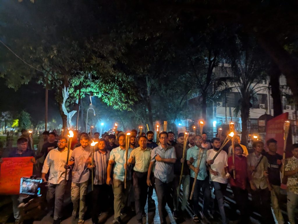Teesta masterplan: DU students stage torch rally in solidarity