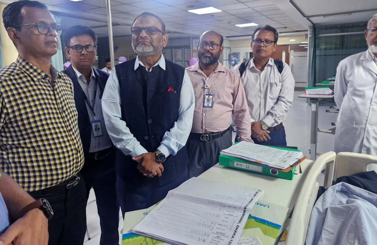 DU VC visits ailing Syed Manzoorul Islam